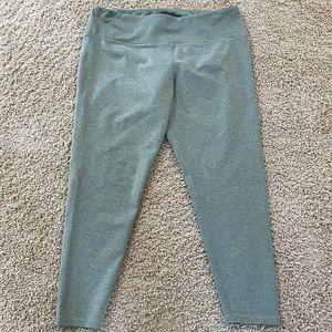 Danskin Heathered Capri Legging